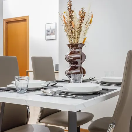 Parking & Free Wifi - Functional Apartamento Módena