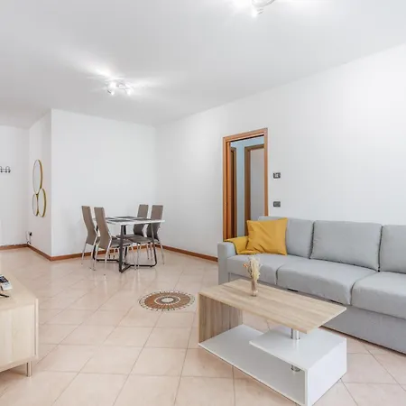 Parking & Free Wifi - Functional Apartment Modena